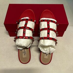 GORGEOUS Valentino slides. Minor wear&tear (you won’t notice when on your feet).